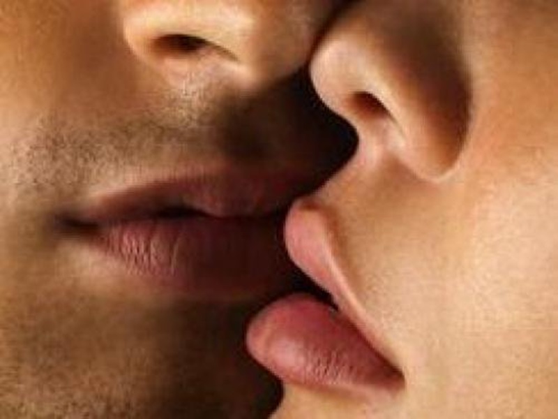 Кусая твои губы. Поцелуй. Губы мужские. Нежный поцелуй. Целующие губы.