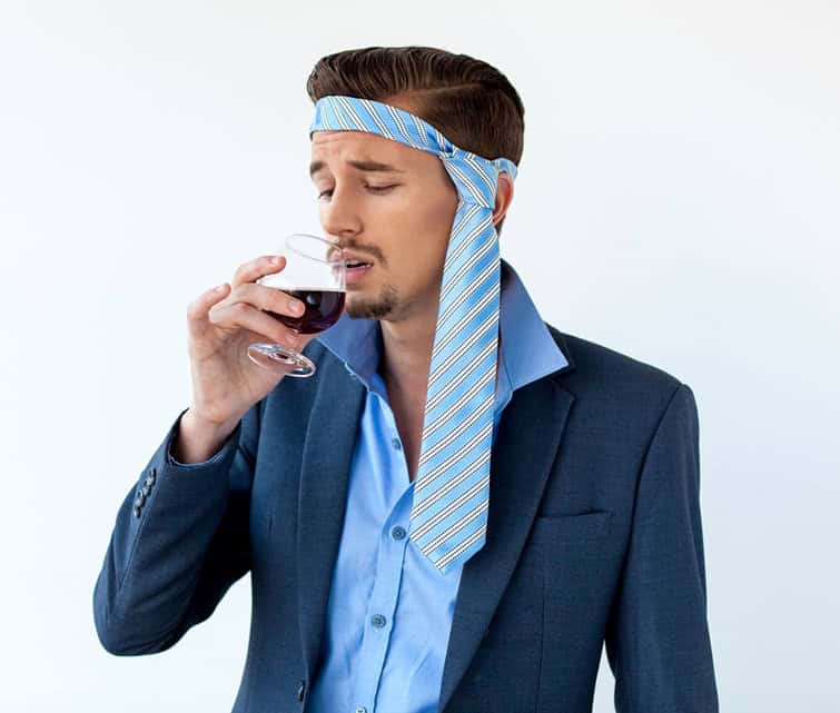 Vezao kravatu oko glave i pije vino, mamurluk
